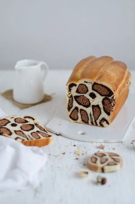 Un délicieux cake léopard sur une table, parfait pour le goûter.