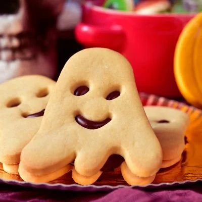 Biscuit Halloween en forme de fantôme avec coeur chocolat