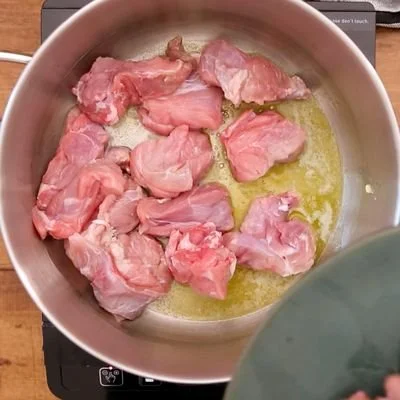 Blanquette de veau traditionnelle servie dans une assiette garnie.