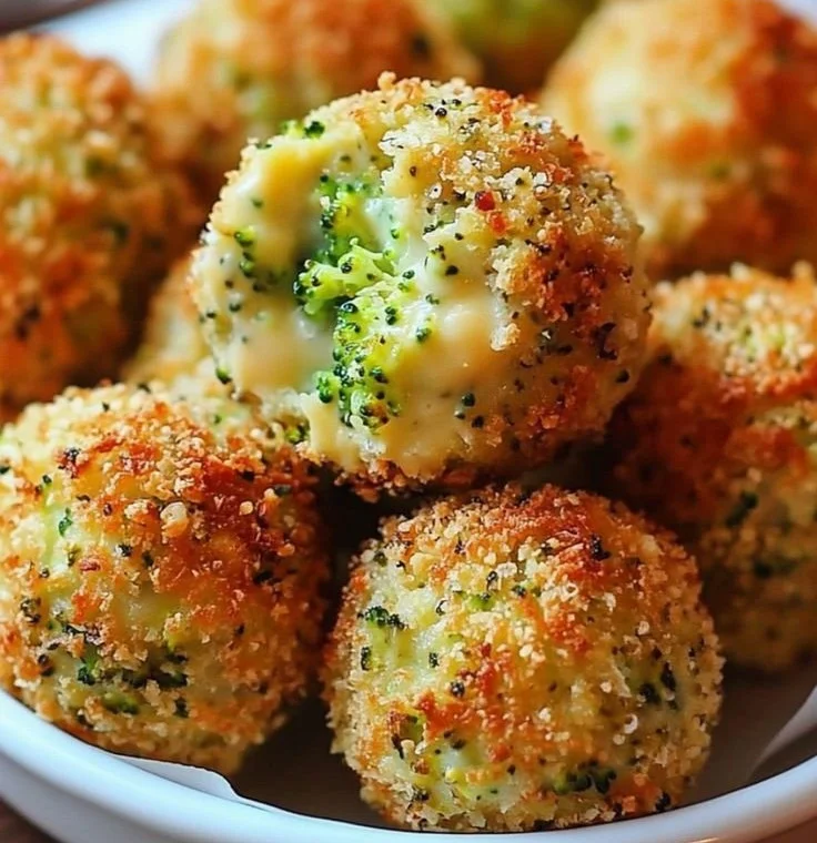 Boulettes de brocoli et fromage prêtes à être dégustées.