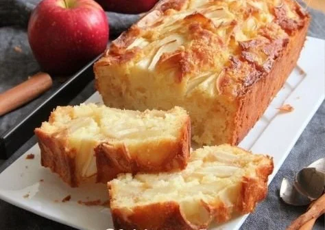 Cake aux pommes et à la vanille, dessert moelleux et parfumé.