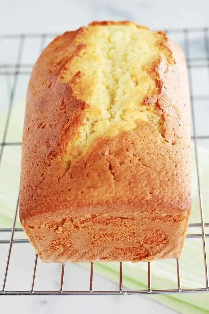 Recette de cake moelleux au yaourt, dessert facile et délicieux