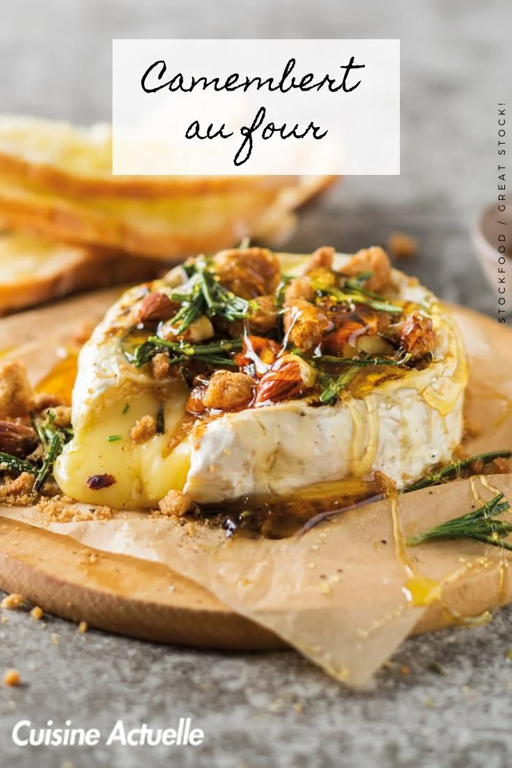 Camembert au four avec des herbes et du pain, plat savoureux et convivial