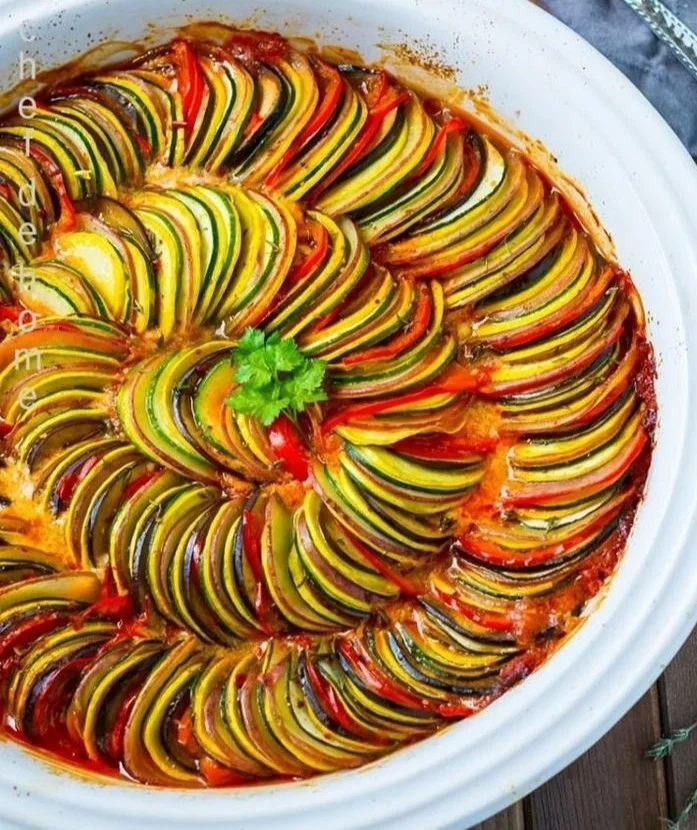 Casserole de légumes colorée et appétissante sortie du four