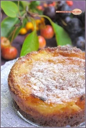 Un délicieux gâteau aux pommes moelleux sur une table, prêt à être dégusté.