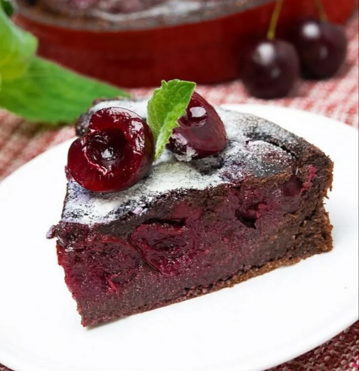 Clafoutis au chocolat noir et aux cerises, un dessert français irrésistible.