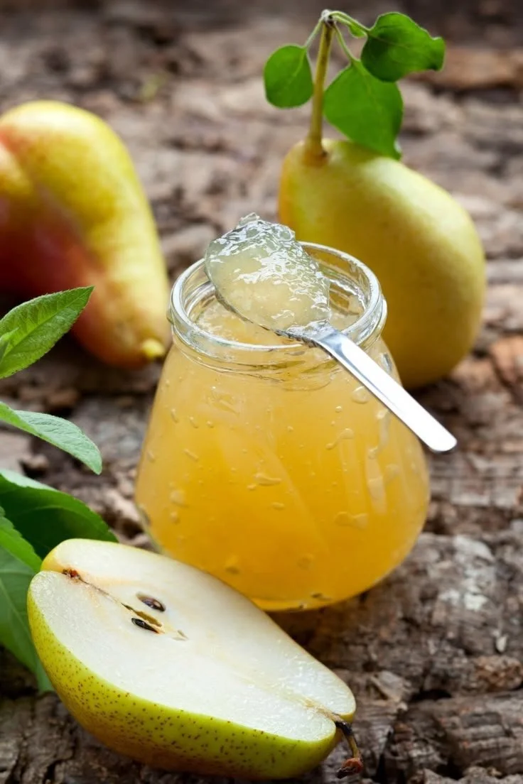 Confiture de poires aux épices dans un pot en verre