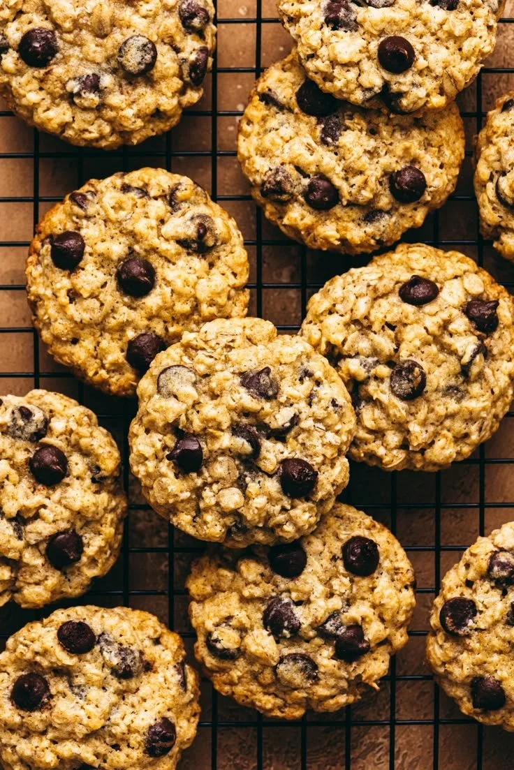 Cookies Flocons d'Avoine et Chocolat prêts à déguster sur une assiette