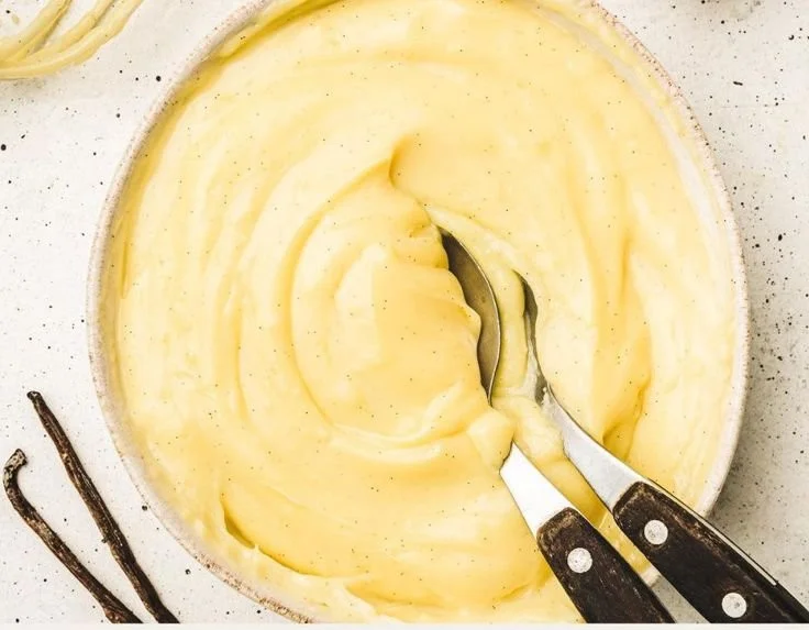 Crème pâtissière maison prête à être utilisée dans des desserts délicieux