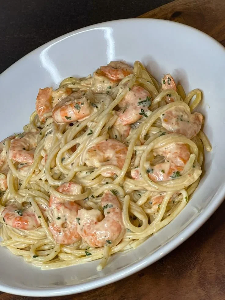 Recette savoureuse de crevettes à l'ail servies dans une assiette