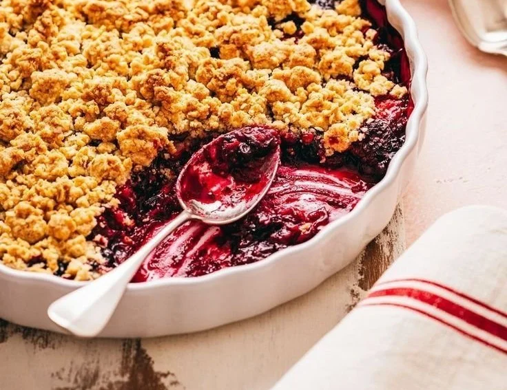 Crumble aux fruits rouges avec une croûte dorée et des baies juteuses