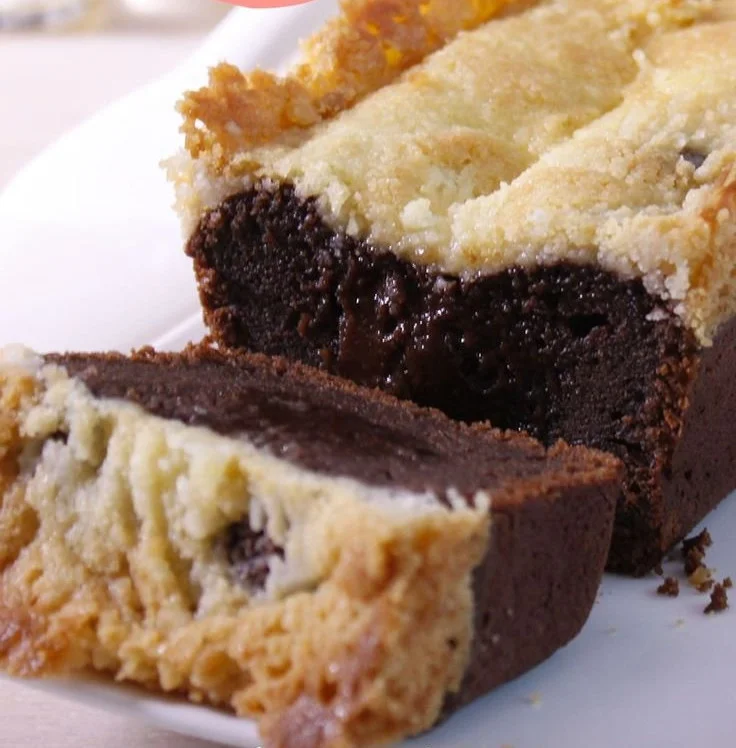 Crumble cake au chocolat noir avec une texture croustillante et un cœur fondant.