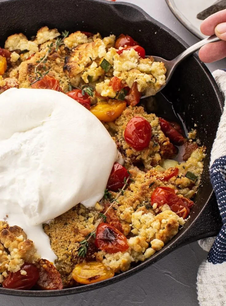 Crumble de légumes avec burrata crémeuse, un plat savoureux et coloré