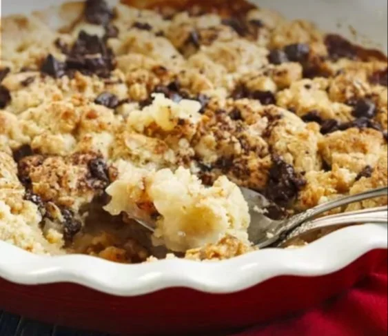 Crumble poire chocolat délicieux avec fruits et chocolat fondant