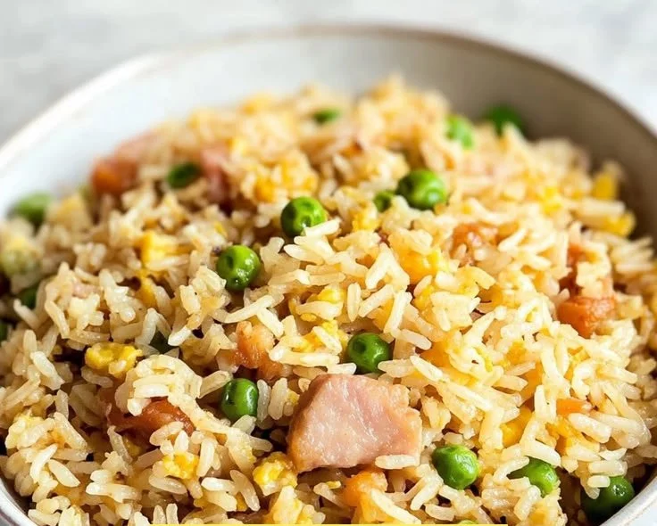 Riz cantonais maison préparé avec des légumes, œufs et crevettes