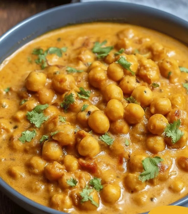 Curry crémeux de pois chiches au lait de coco, plat savoureux et rapide à préparer.