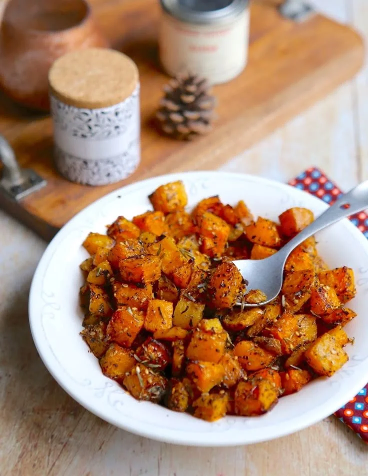 Dés de butternut rôtis au four avec zaatar, thym et sésame