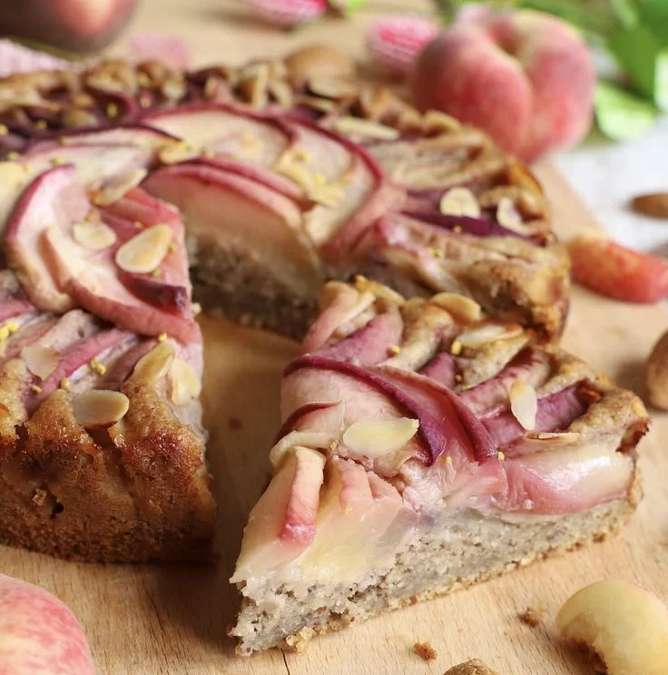 Douceur de Pêche Amandine, un dessert alliant saveurs de pêche et douceur.