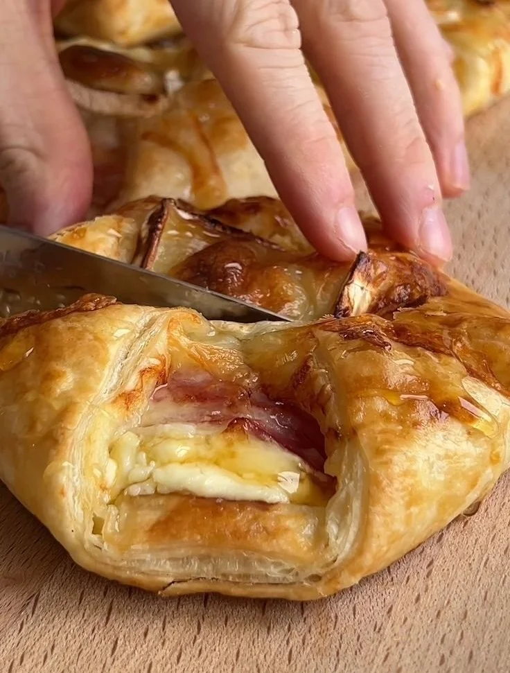 Feuilletés savoureux au chèvre, miel et jambon, idéaux pour l'apéritif.