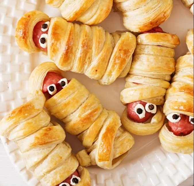Feuilletés saucisse Halloween en forme de momies pour une fête festive