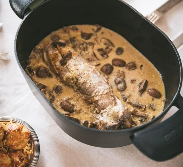 Filet mignon à la moutarde et aux champignons servi dans une assiette élégante
