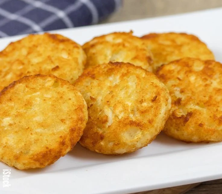 Galettes de pommes de terre croustillantes et dorées, servies avec une garniture savoureuse.