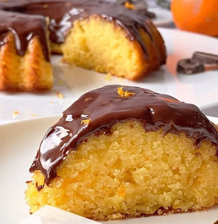 Gâteau à l'orange moelleux garni d'orange