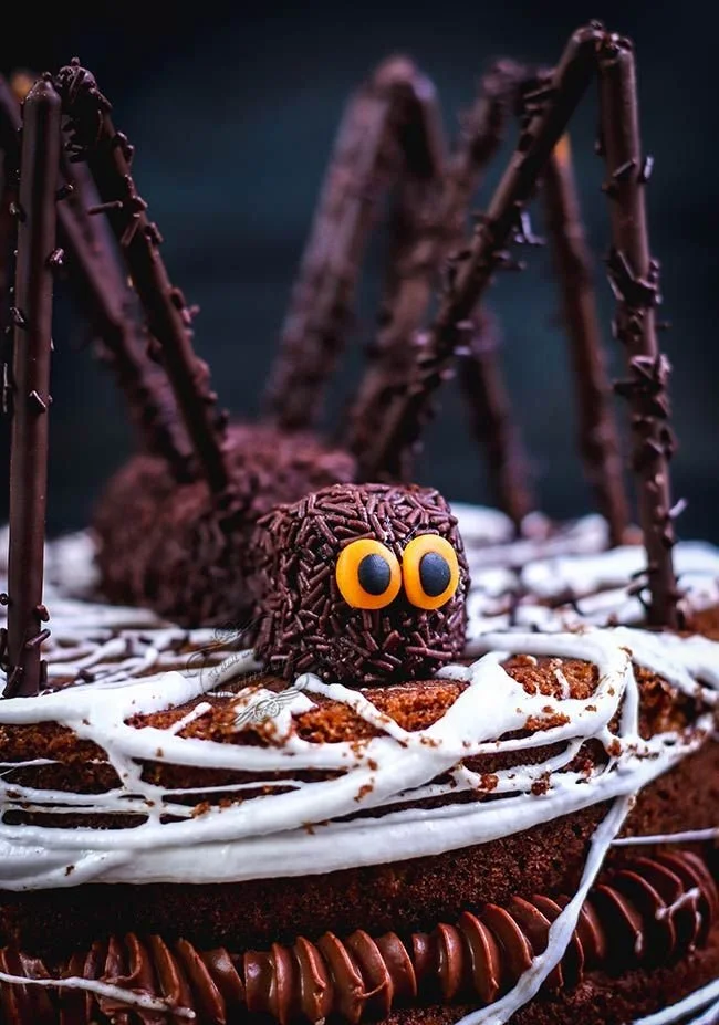 Gâteau araignée décoré pour Halloween, facile à réaliser et délicieux