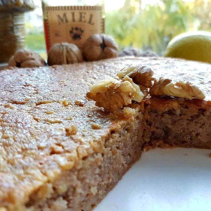 Gâteau aux noix et au miel, une pâtisserie délicieuse et réconfortante