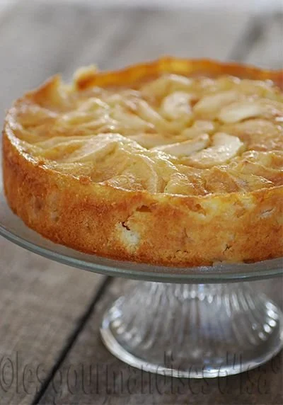 Gâteau aux pommes à la normande avec amandes et délicieux glaçage