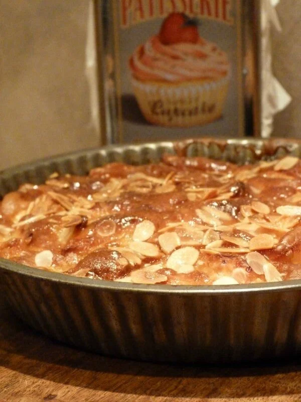 Un gâteau aux pommes doré et appétissant, parfait pour les gourmands.