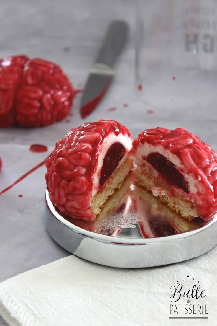 Gâteau Cerveau d'Halloween au goût pomme-framboise, parfait pour les fêtes.