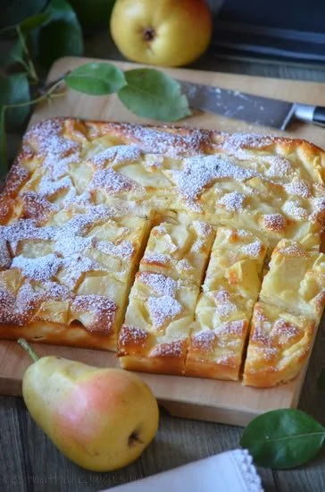 Gâteau moelleux à la poire décoré, parfait pour le dessert.
