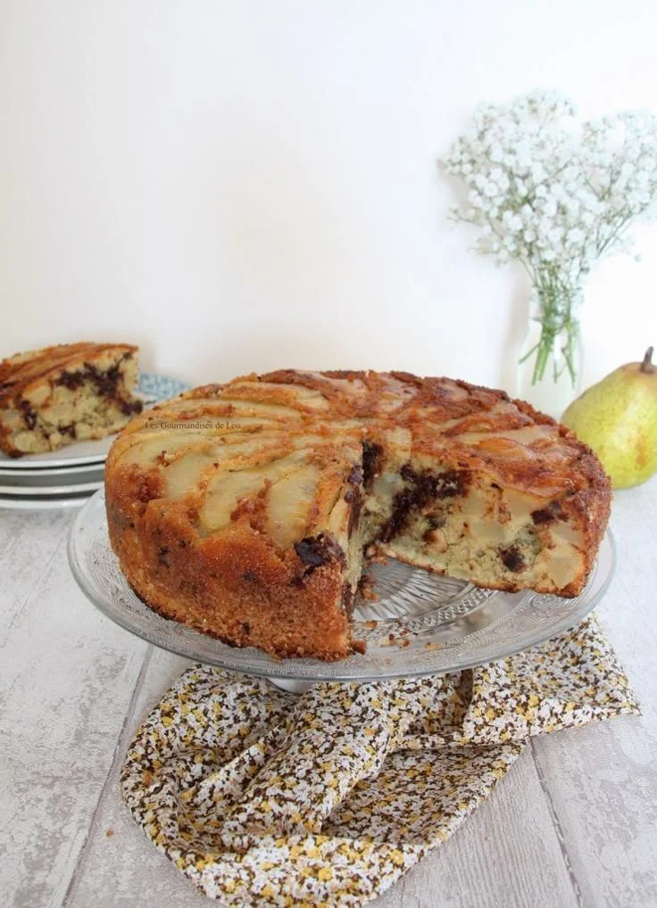 Gâteau poires chocolat noisettes décoré de noisettes et tranches de poires