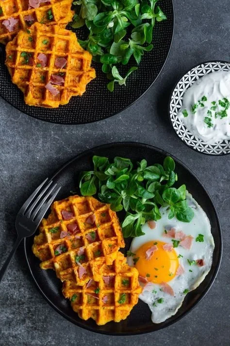 Gaufres à la carotte et comté, délicieuses et dorées, servies en assiette.