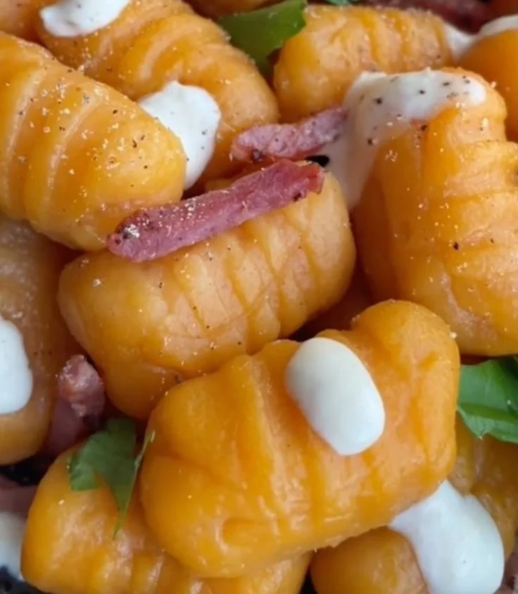Gnocchis de patates douces servies avec une sauce savoureuse