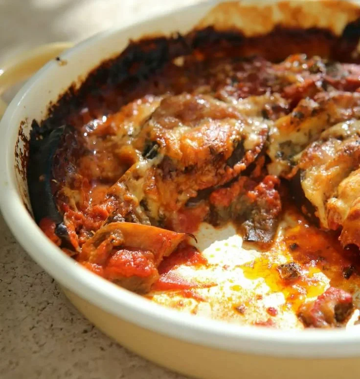 Gratin d'Aubergines doré au four, prêt à être servi dans un plat en céramique