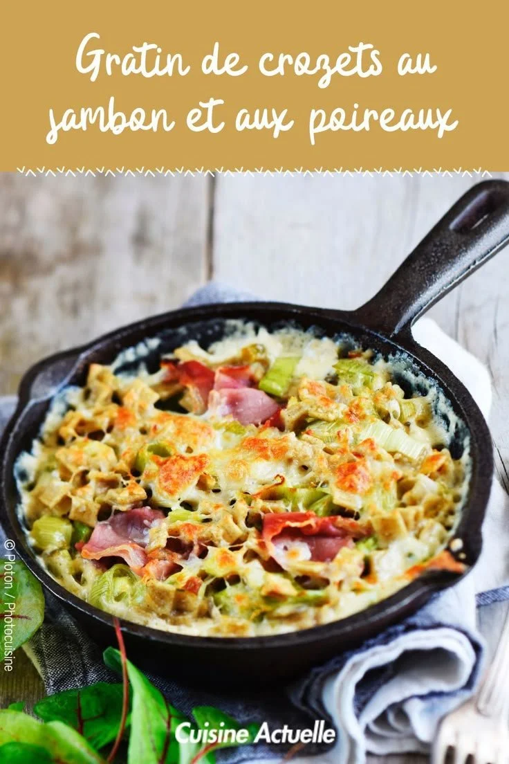 Gratin de crozets au jambon et poireaux, plat savoureux en cours de cuisson