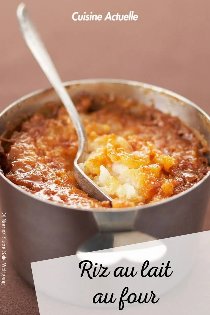 Riz au lait au four, un dessert crémeux et savoureux fait maison.