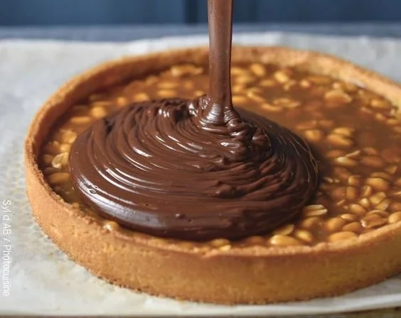Tarte chocolat cacahuètes et caramel | Recette facile | Tartelette chocolat caramel cacahuète, Recette gâteau chocolat caramel, Gâteau école