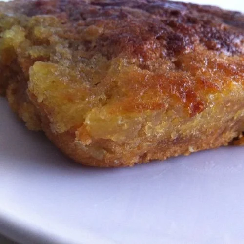 Gâteau aux pommes fait maison sur une table en bois, décoré avec des tranches de pommes.
