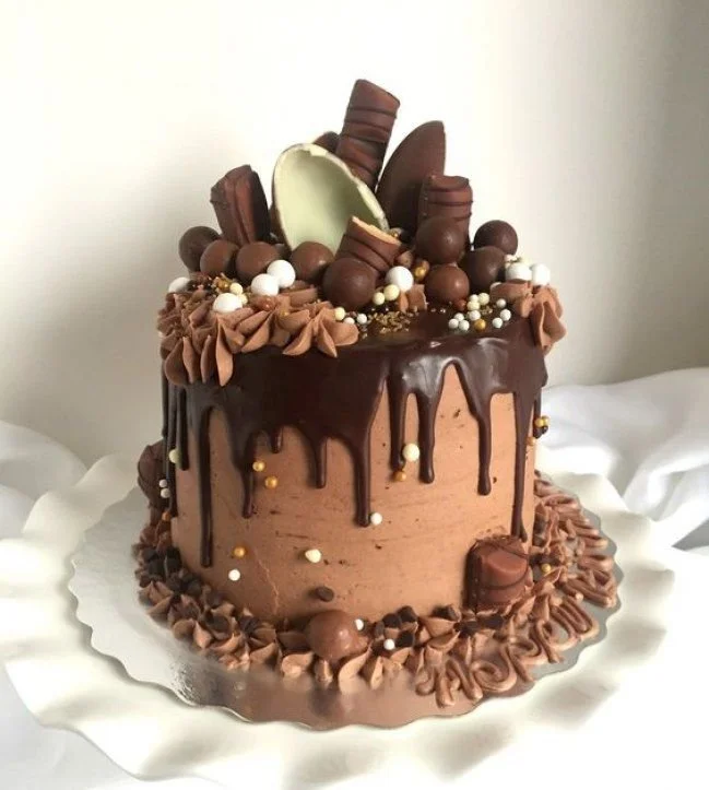 Gâteau dripping cake chocolat décoré de ganache fondante et de fruits frais