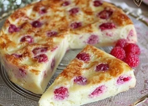 Millasson aux Framboises, un dessert moelleux garni de framboises fraîches.
