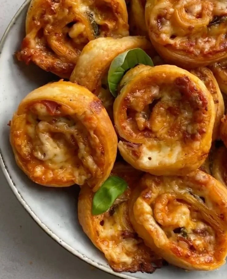 Mini pizza apéro garnie de fromage, légumes et pepperoni pour un apéritif savoureux.