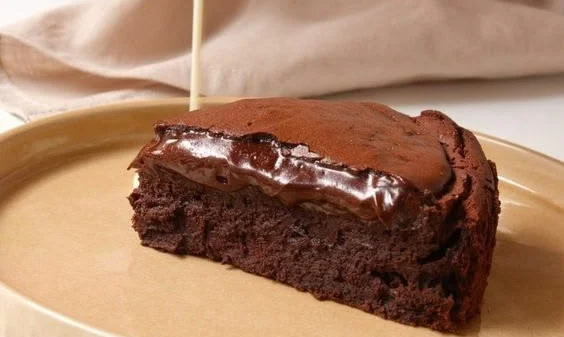 Un délicieux moelleux au chocolat, fondant et riche en saveur, prêt à être dégusté.