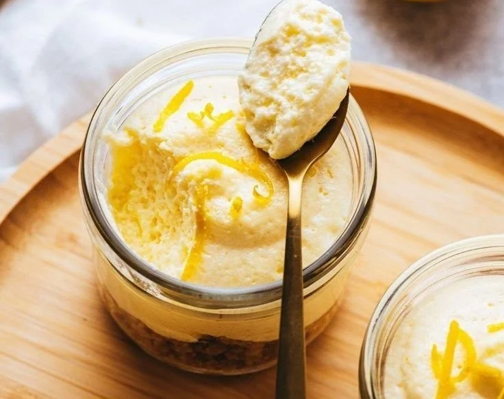 Mousse au citron, un dessert délicat et crémeux sur une assiette blanche