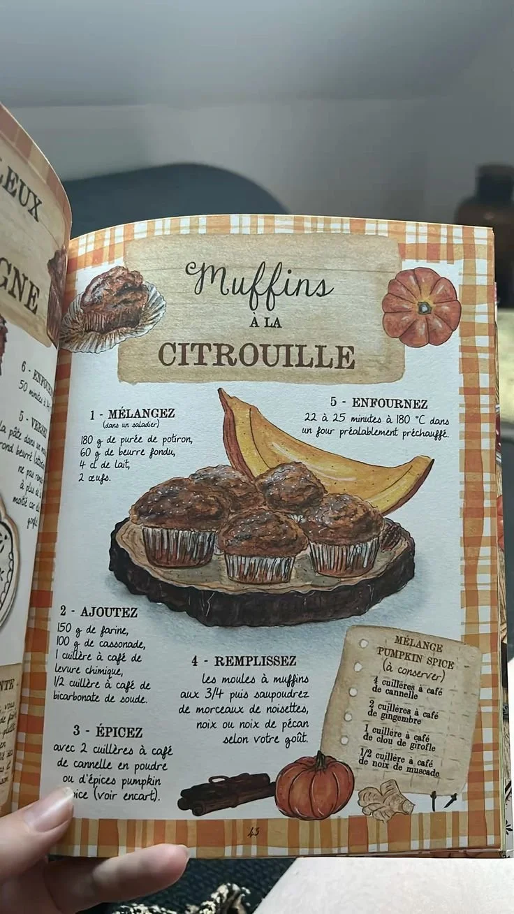 Muffins à la citrouille fraîchement cuits, dorés et appétissants.