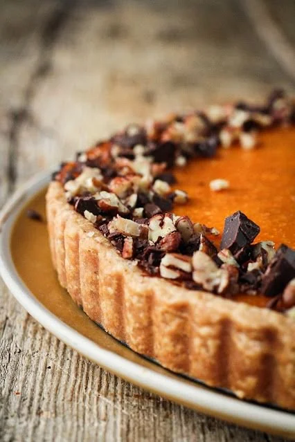 Tarte à la courge, pécan et chocolat, un dessert savoureux et réconfortant.