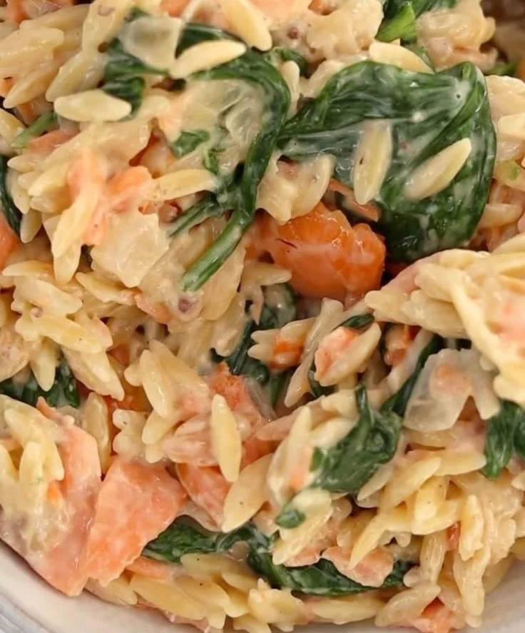 Assiette d'orzo avec épinards, Boursin et saumon fumé