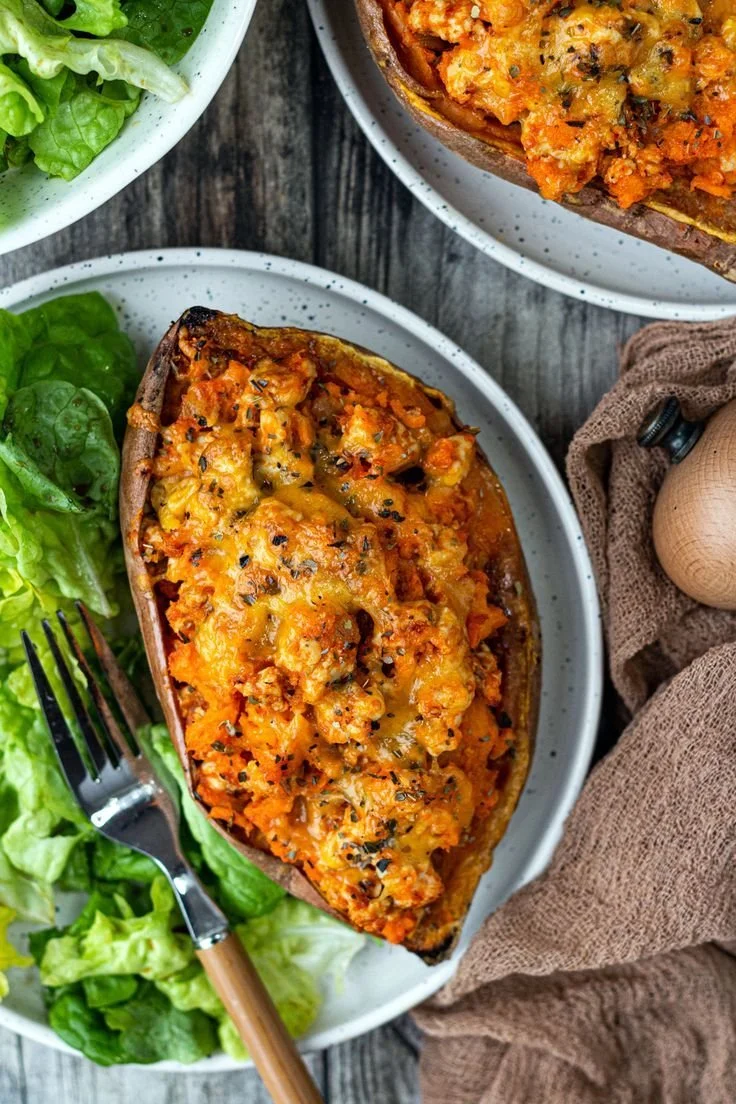 Patate douce farcie au poulet garnie de légumes et épices